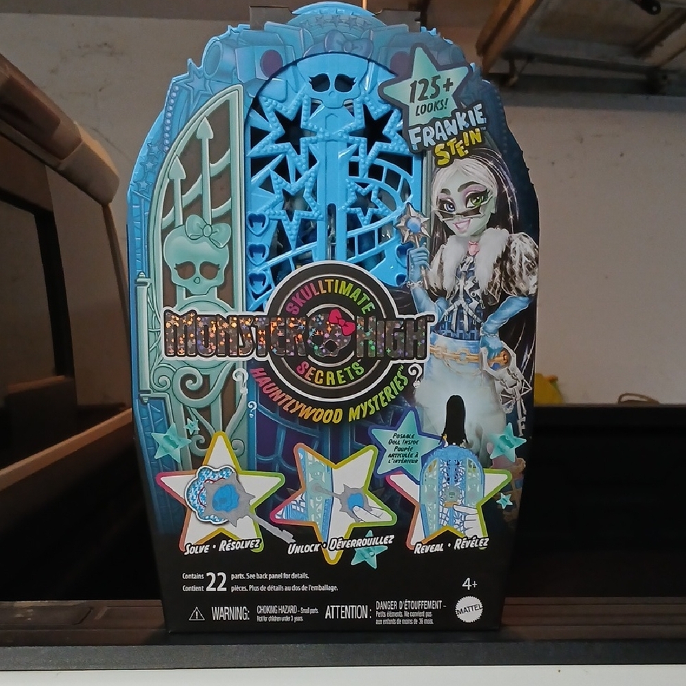 Monster High Skulltimate Secrets Hauntlywood Mysteries.  Frankie Stein. NIB